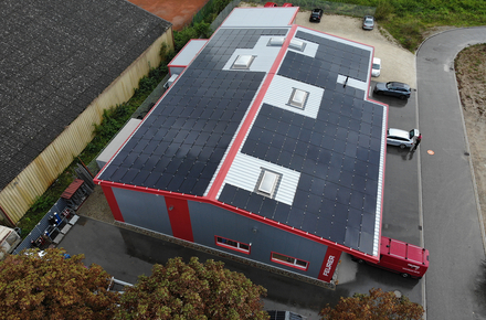 Neue Photovoltaikanlage auf dem Firmendach